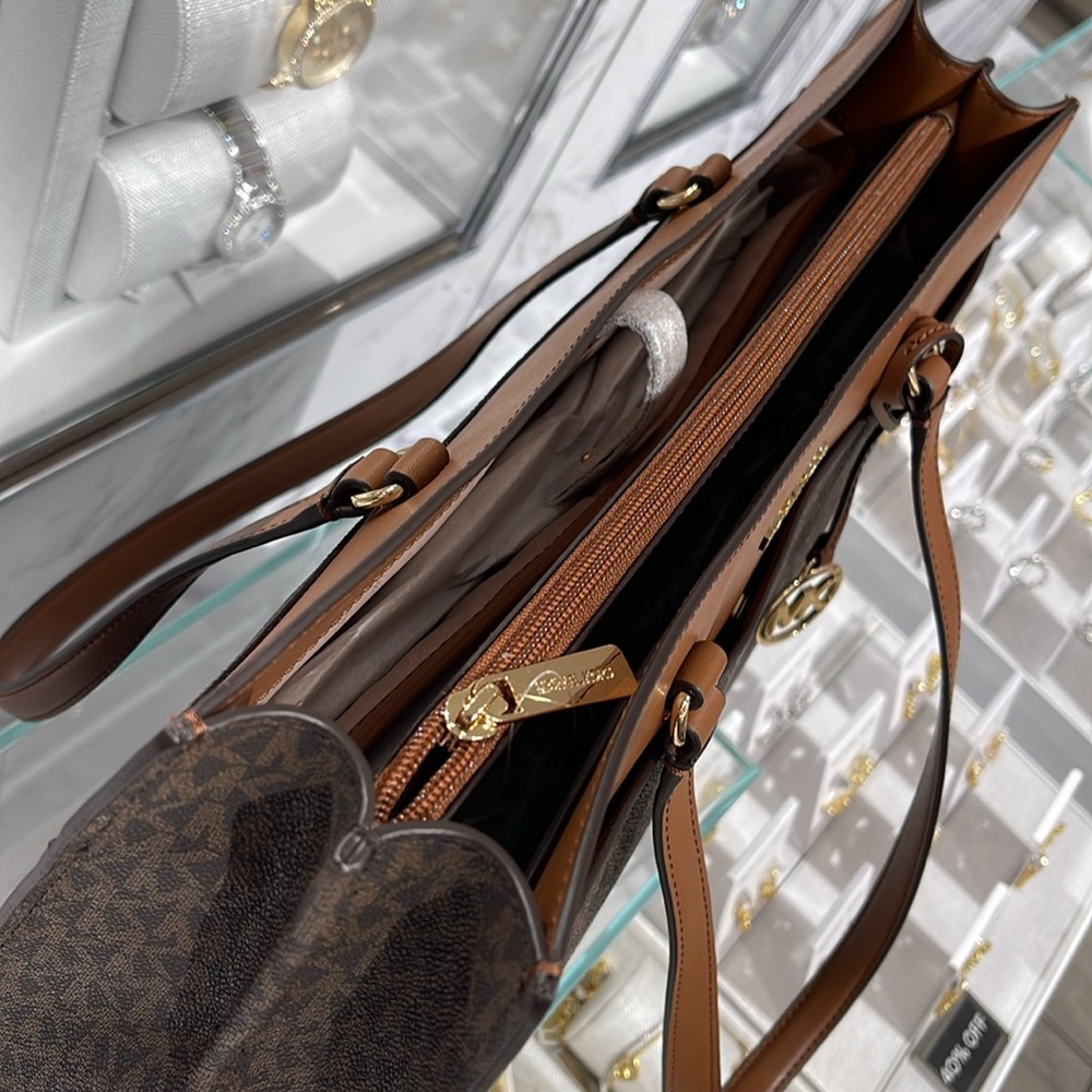 Michael Kors Jet Set Travel Large Signature Logo Pocket Tote Bag
Brown NWT - Picture 4 of 16